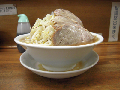 豚入りラーメン野菜マシ 横 ラーメン麺徳 東上野.jpg
