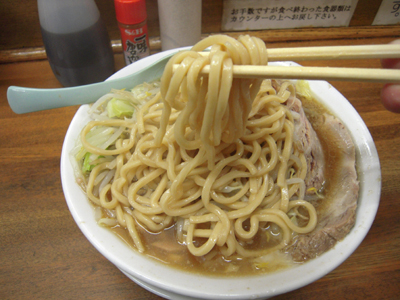 豚入りラーメン野菜マシ 麺上げ ラーメン麺徳 東上野.jpg