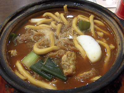 かしわ入煮込うどん フタ開け 山本屋総本家.jpg