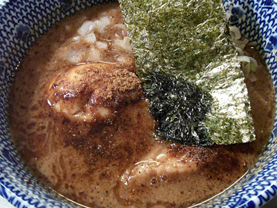 つけ麺(中盛り)+サービス味玉 つけ汁 三狼煙.jpg