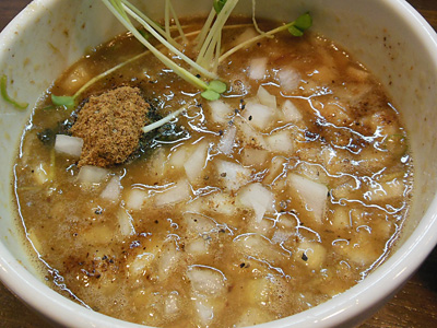 つけ麺(大盛り・太麺) つけ汁 みつば.jpg