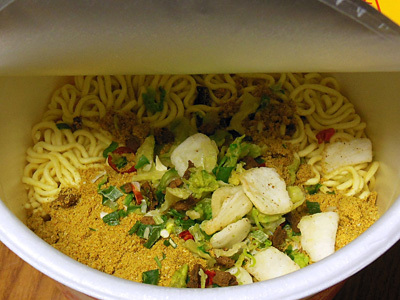 チリトマカレーラーメン かやく入れ エースコック.jpg
