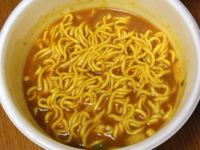 チリトマカレーラーメン 完成 エースコック.jpg