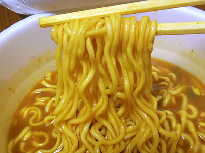 チリトマカレーラーメン 麺 エースコック.jpg