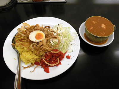 赤い鶏カレー(大盛り) カレー飲み物秋葉原.jpg