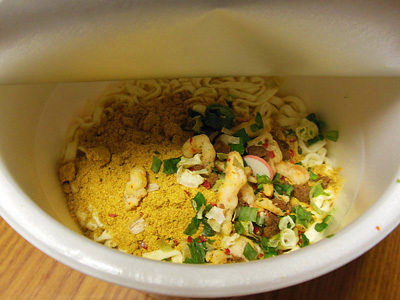 魚辛カレーうどん かやく入れ エースコック.jpg
