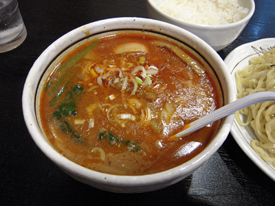 胡麻カレーつけ麺+小ライス つけ汁 桃天花.jpg