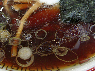 青島ラーメン+茹でほうれん草増し スープ 青島ラーメン秋葉原.jpg