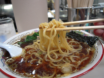 青島ラーメン+茹でほうれん草増し 麺上げ 青島ラーメン秋葉原.jpg