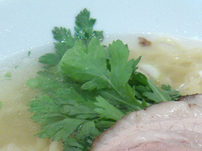 本丸塩らー麺 春菊up 本丸亭銀座.jpg