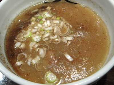 つけ麺(中盛り) つけ汁 茅根.jpg