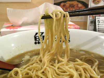 焦がし煮干しらーめん 麺 魚魚.jpg