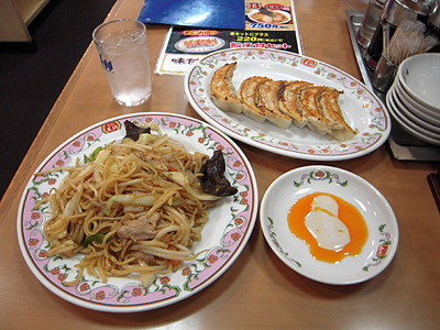 焼きそば(醤油)+餃子 餃子の王将浅草橋.jpg